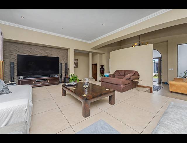 5 BEDROOM FREEHOLD FOR SALE IN BLUE VALLEY GOLF ESTATE